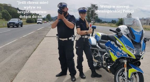 Policjanci podczas pracy z radarem