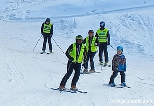 policjanci w patrolu narciarskim