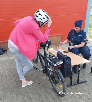 policjantka znakuje rower