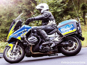 Policjant jeleniogórskiej drogówki na motocyklu