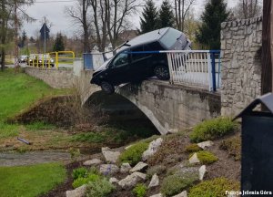 VW Golf wbity w barierkę mostu