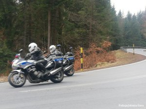 Policjanci jeleniogórskiej drogówki w patrolu motocyklowym